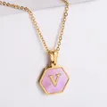 Collier en plaqué or 18k avec pendentif hexagonal en nacre rose et lettre V - Or-V