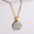 Collana esagonale placcata oro 18k con inserto in conchiglia blu e lettera W - Stile W