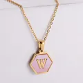 Collier plaqué or 18k avec pendentif hexagonal en nacre rose et relief de lettre W - Or-W