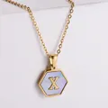 Collana con pendente esagonale dorato in madreperla scintillante e lettera X - Stile X