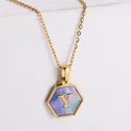 Collana in acciaio inossidabile placcata oro 18k ciondolo esagono lettera Y e nacre - Stile Y