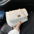 Borsa a tracolla trapuntata bianca con catena dorata e chiusura a patta nell'auto - Bianco