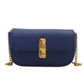 Piccola borsa a tracolla blu scuro con fibbia dorata ondulata e tracolla a catena - Blu Klein