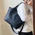 Grand sac cabas noir matelassé pour femme au design minimaliste et élégant à l'épaule - Noir