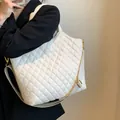 Sac cabas matelassé blanc en cuir PU mat avec finitions dorées et bandoulière large - Blanc
