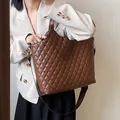 Sac cabas marron matelassé en cuir avec bandoulière large et détails dorés - Marron