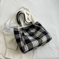 Klassische schwarz-weiße Plaid-Tragetasche aus Wolle mit schwarzen Leder-Schultergurten - Schwarz
