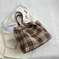 Vintage-Tragetasche aus Wolle mit Karomuster, Lederriemen und braunem Mode-Etikett in Gelb - Braun