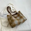 Braune Karo-Tragetasche im Vintage-Stil mit Lederriemen und Ketten für den Herbst - Braun