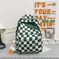 Zaino a scacchi verde scuro con ciondolo a forma di papera bianca e tasche con zip - Verde (Con Ciondolo)