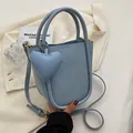 Secchiello azzurro con ciondolo a cuore, finiture dorate e tracolla regolabile trendy - Blu