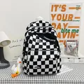 Zaino a scacchi bianchi e neri con ciondolo a forma di papera e logo alla moda - Nero (Con Ciondolo)