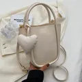 Borsa a secchiello bianco crema con ciondolo a cuore e tracolla regolabile - Bianco