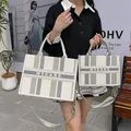 Borsa tote in tela beige con strisce grigie verticali e tracolla ampia rimovibile - S / A Righe Bianche