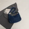 Borsa a tracolla a mezzaluna in denim blu scuro con tracolla regolabile e coulisse laterali - Blu scuro