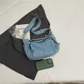 Borsa a tracolla in denim lavato azzurro con tracolla regolabile e tasca con zip - Azzurro