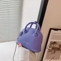 Mini borsa a conchiglia viola con grana litchi e tracolla a catena argento - Blu