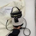 Bolso cubo bicolor blanco y negro con textura granulada y cremallera dorada - Negro
