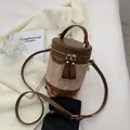 Bolso cubo cilíndrico marrón y beige con costuras en contraste y logotipo de marca - Caqui con Café