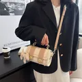 Borsa cilindrica alla moda beige e marrone con ciondolo a forma di cane e catena - Cachi Con Pendente A Coniglio