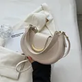 Borsa a tracolla a mezzaluna color crema minimalista con chiusura in metallo dorato - Bianco