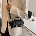 Borsa a mano nera a cilindro in pelle con chiusura dorata, borchie e ciondolo a forma di cane - Nero Con Pendente A Coniglio