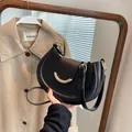 Elegante borsa a spalla nera a mezza luna con fibbia dorata e tracolla - Nero