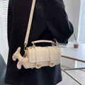 Borsa a tracolla cilindrica beige in finta pelle liscia con ciondolo a cane e chiusure - Beige con Pendente