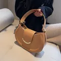 Borsa a tracolla color caramello in pelle con manico dorato e cuciture a contrasto - Cachi