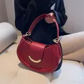 Borsa a sella minimalista in pelle rossa con chiusura a mezzaluna dorata da donna - Rosso