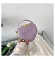 Borsa a tracolla alla moda a forma di cuore viola con logo in rilievo e catena - Violetto