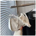 Dettaglio borsa baguette bianca in tessuto goffrato floreale con catena di prugna - Borsa Sottobraccio Goffrata 3D / Bianco Stile 2 (Floreale 3D)