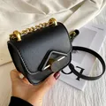 Piccola borsa a tracolla nera retrò in pelle PU con elegante tracolla a catena dorata - Nero