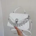 Borsa a tracolla trapuntata bianca con catena argentata e chiusura a girello in metallo - Bianco