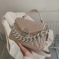 Piccola borsa quadrata trapuntata beige con catena in metallo argento e chiusura - Cachi