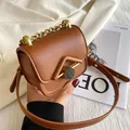 Mini borsa quadrata vintage in pelle marrone con catena dorata e decorazione a V in metallo - Marrone