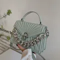 Borsa a tracolla verde menta con trapuntatura radiale e catena in argento - Verde