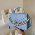 Borsa a tracolla trapuntata azzurra con catena d'argento e manico superiore in ecopelle - Blu