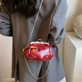 Mini borsa rossa con fiocchi, chiusura a scatto e tracolla a catena argentata - Rosso
