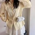 Mini borsa bianca con fiocchi, tracolla a catena d'argento e chiusura a clip - Bianco