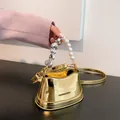 Mini borsa a secchiello dorata in vernice con manico in perle e cuore con scritte - Oro
