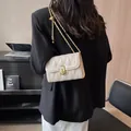 Borsa a tracolla trapuntata crema con catena dorata e cursore a sfera dorato - Bianco Sporco