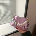 Mini borsa a secchiello viola lucido con manico di perle e ciondolo a cuore - Viola