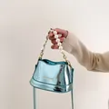 Mini borsa a secchiello in pelle verniciata azzurra con manico di perle - Blu