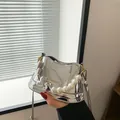 Mini borsa a secchiello in argento lucido con manico di perle e ciondoli a cuore - Argento