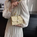 Elegante borsa a tracolla trapuntata bianco crema con dettaglio fibbia a sfera oro - Giallo