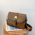 Borsa a tracolla retrò marrone in pelle con fibbia dorata e ampia tracolla in tessuto - Cuoio