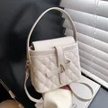 Elegante borsa a secchiello bianco crema in pelle martellata con trama trapuntata - Bianco