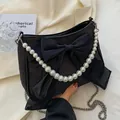 Borsa a tracolla nera con grande fiocco, manico di perle e catena d'argento - Nero