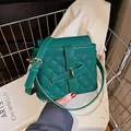 Elegante borsa a tracolla verde smeraldo con trama litchi, motivo trapuntato e fibbia oro - Verde
